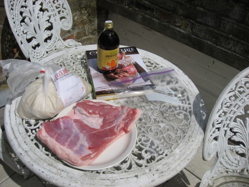 Photographing meat on the balcony is not weird